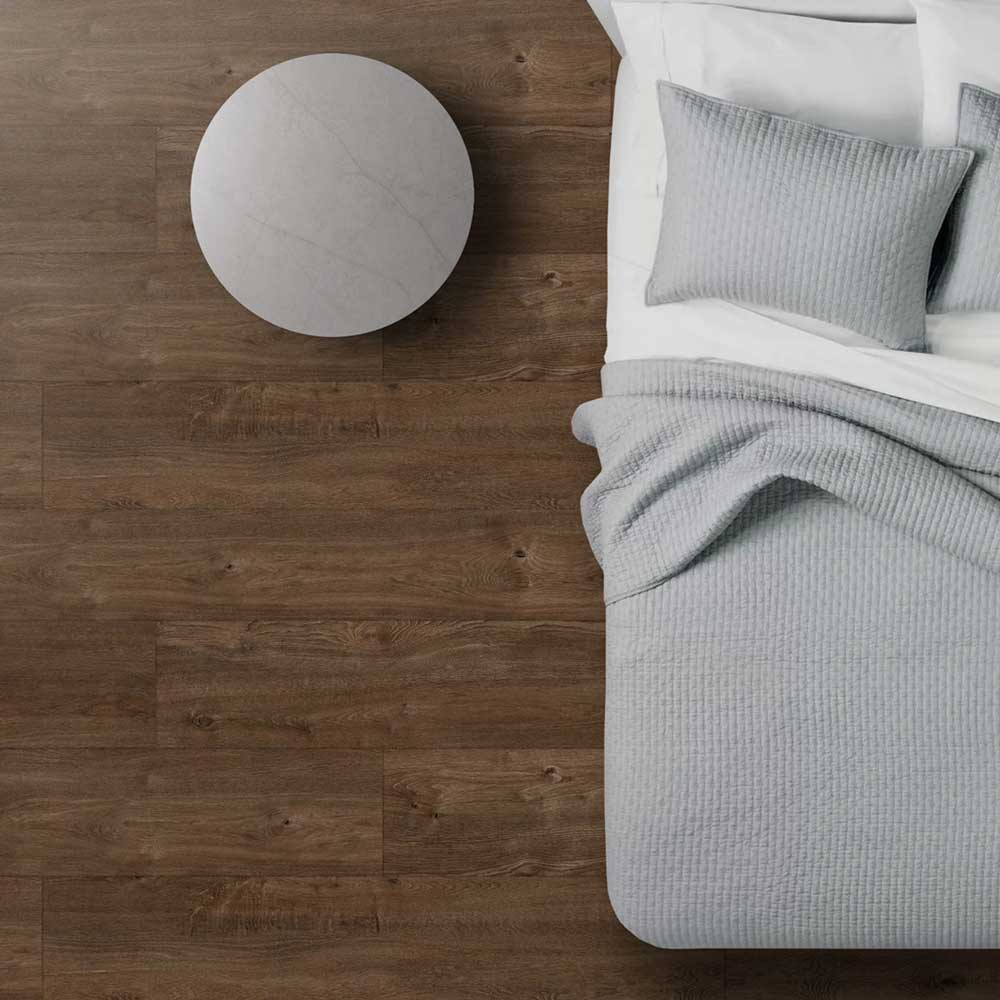 LFC557848_Lifestyle_Floors_LVT_Plombante_Lifestyle_Cover_55_Bois_Sienne_Brule_RS_1