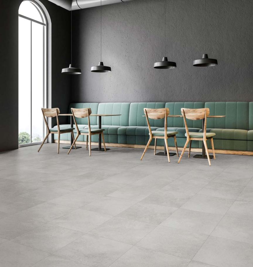 LFC557855_Lifestyle_Floors_LVT_Plombante_Lifestyle_Cover_55_Galet_Gris_Perle_RS